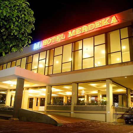 Hotel Merdeka Madiun Zewnętrze zdjęcie