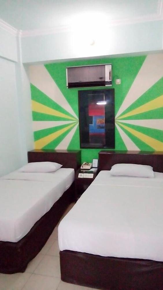 Hotel Merdeka Madiun Zewnętrze zdjęcie