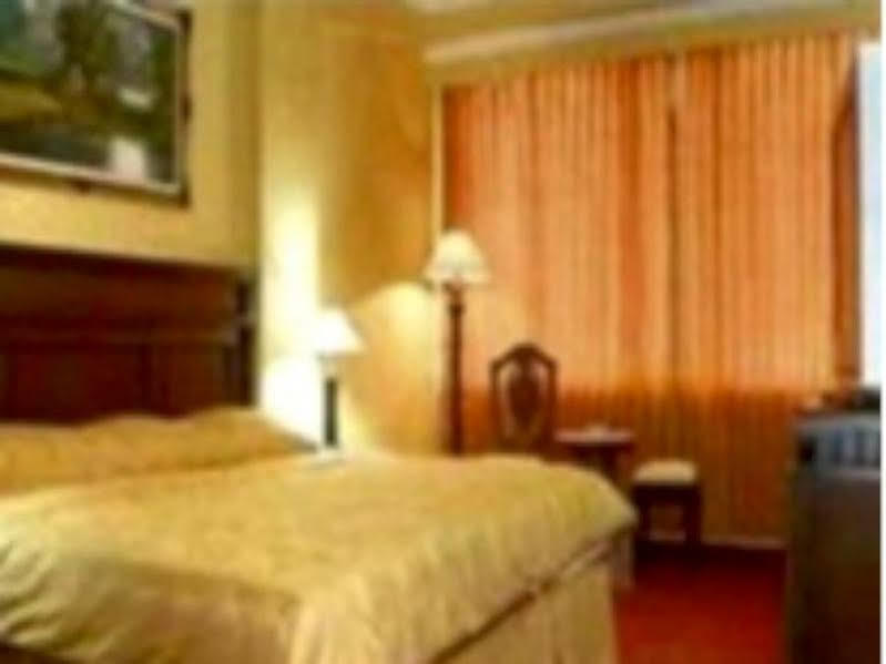 Hotel Merdeka Madiun Zewnętrze zdjęcie